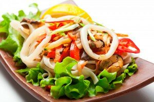 Низкокалорийный салат из кальмаров «Царский»